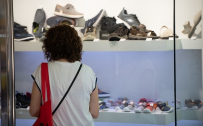 Una dona en una sabateria de Sabadell/ Roger Benet